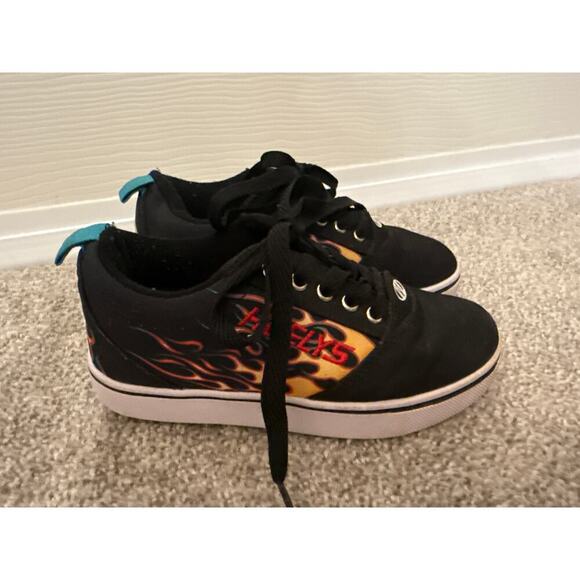 Heelys Pro 20 Prints Youth Skate Shoes in Black/Red Flames, sz 2 - Picture 3 of 9